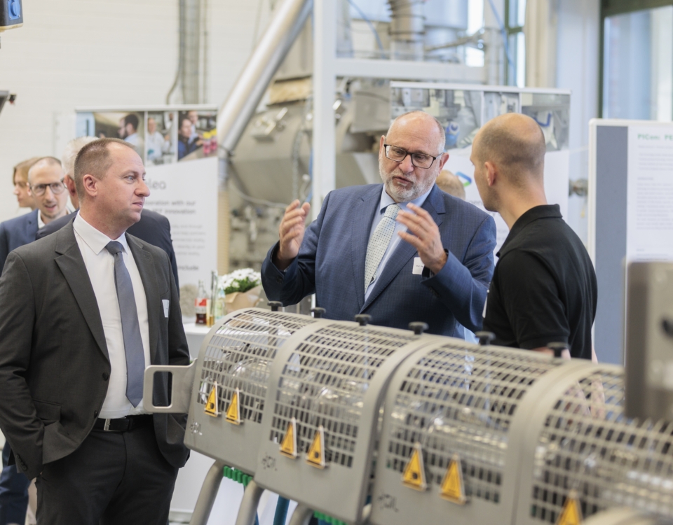 Fachgespräch an der FiberFlow Kühldüse der DIL Engineering GmbH während der Fachausstellung zum 40-jährigen Jubiläum des DIL.