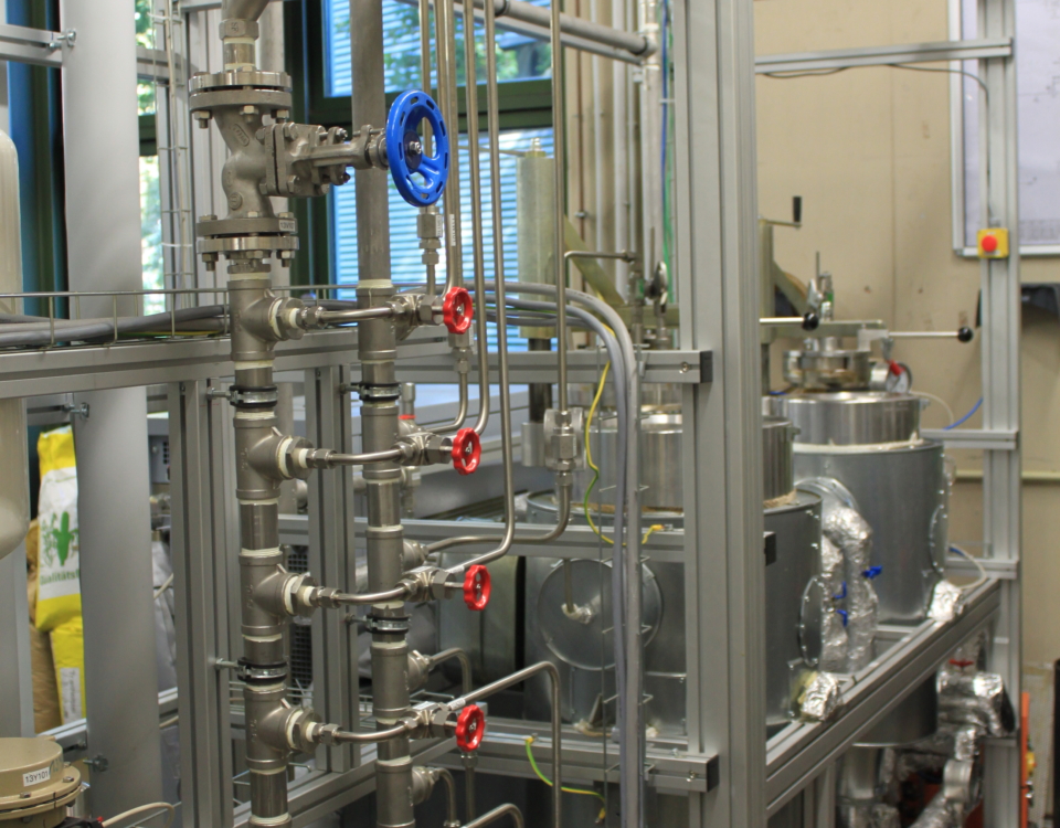 Technische Pilotanlage mit Rohrleitungen, Ventilen und Reaktoren für kontinuierliche Biomasse-Heißwasserhydrolyse im Forschungsprojekt Beta-GlucanProcess.