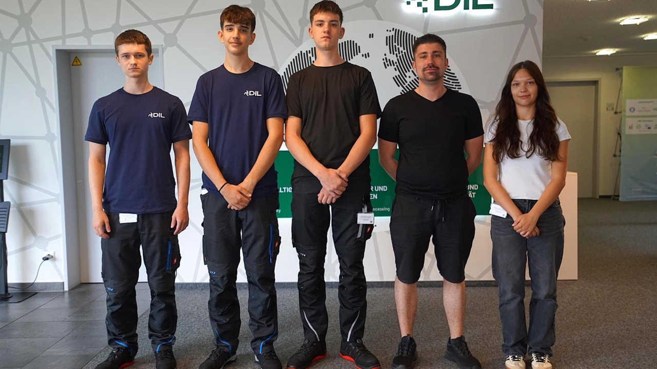 Neue Auszubildende der DIL Gruppe beim gemeinsamen Start in ihre Ausbildung