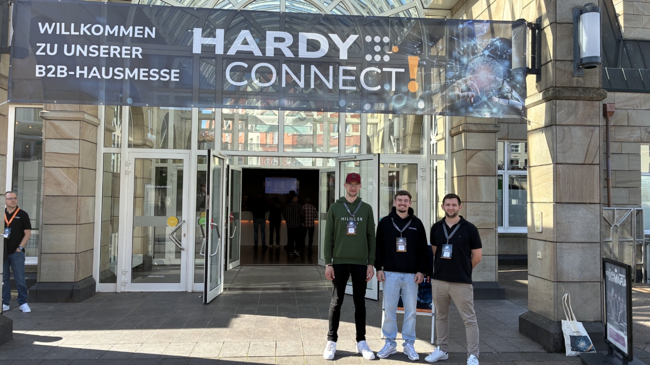 Das Team der DIL Engineering GmbH steht vor dem Eingang der Hardy Connect B2B-Hausmesse