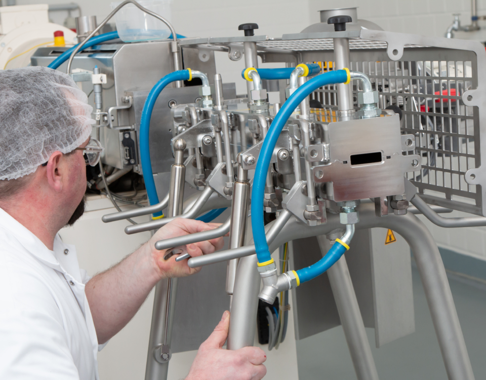 Technologe an der FiberFlow F50 Kühldüse