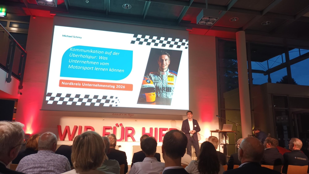 Michael Schrey bei seinem Vortrag „Kommunikation auf der Überholspur“ beim Nordkreis-Unternehmenstag 2026.