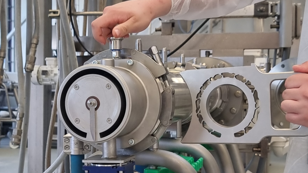 FiberFlow Schneideinheit für HME-Kühldüsen Schneideinheit für FiberFlow HME-Kühldüsen mit sichtbarem Schneidmesser an einer Extrusionsanlage